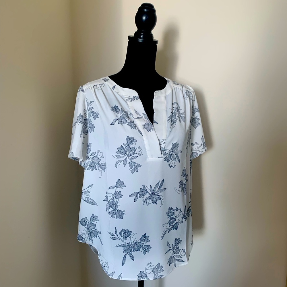 Ann Taylor Short Sleeve White Flower Pattern Top